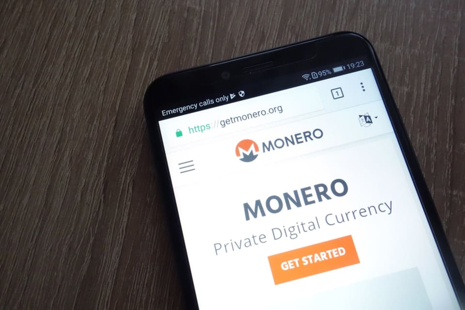 Illustration of the Monero logo and network nodes representing privacy testing on a stressnet